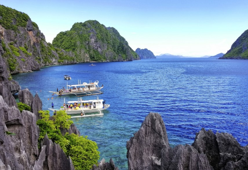 Philippines Island hopping is an empire of more than 7,000 stunning islands that dwell on numerous beaches around the world.