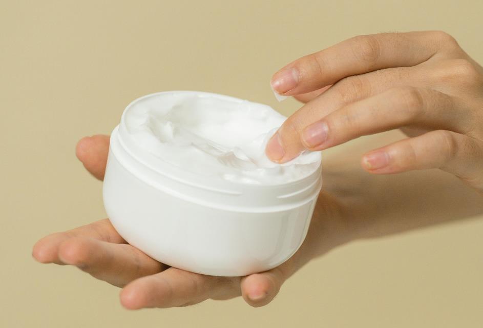 Skin whitening creams are a wonderful way to ensure attractive-looking skin and to remove any dark marks or unattractive uneven pigmentation.