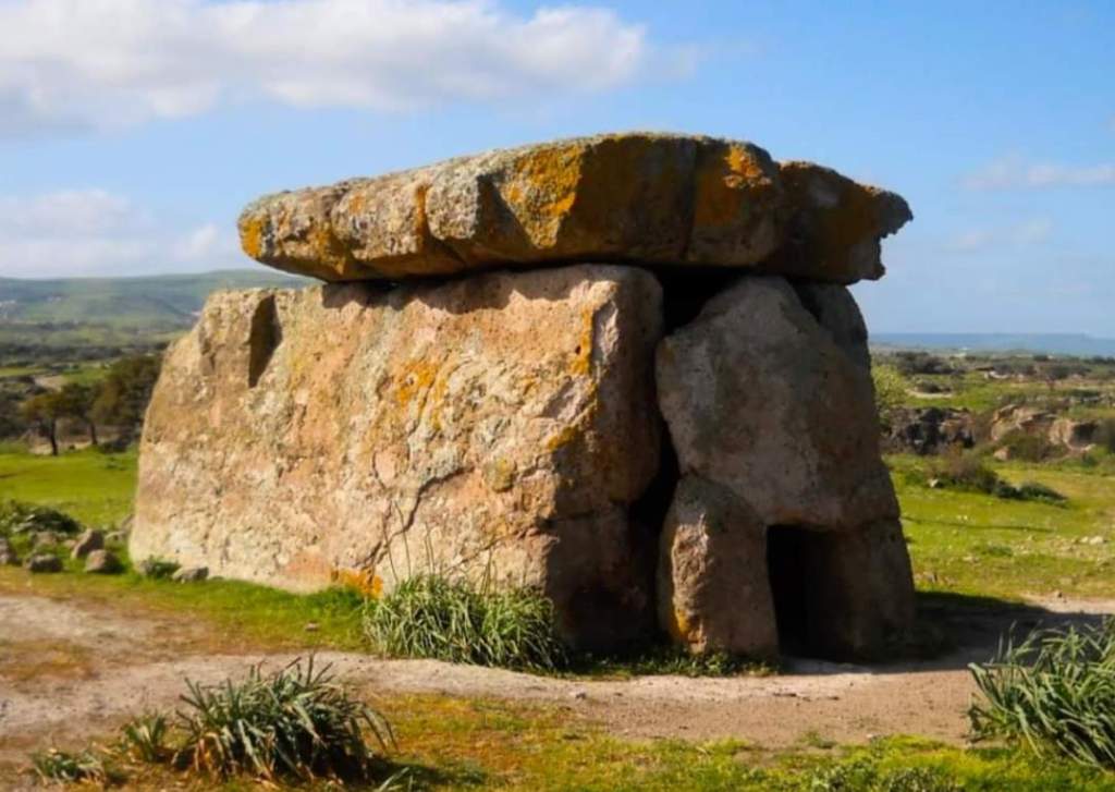 Dolmen de Sa Coveccada is a megalithic grave located in the northeast of Sardinia, Italy. It is a prehistoric burial structure from the Neolithic era, which occurred between 2700 and 2500 BC.