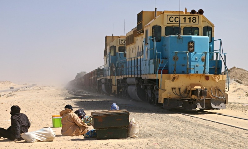 It consists of a single, 704-kilometer railway line that connects Zouérat, an iron mining town, to the port of Nouadhibou via Fderik and Choum.